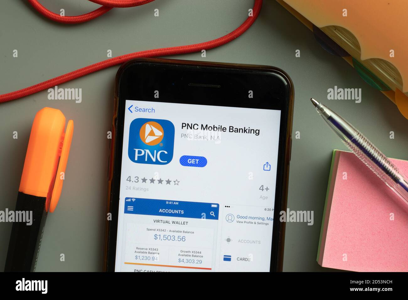 New York, USA - 29. September 2020: PNC Mobile Banking Mobile App Logo auf dem Handy-Bildschirm Nahaufnahme, illustrative Editorial Stockfoto