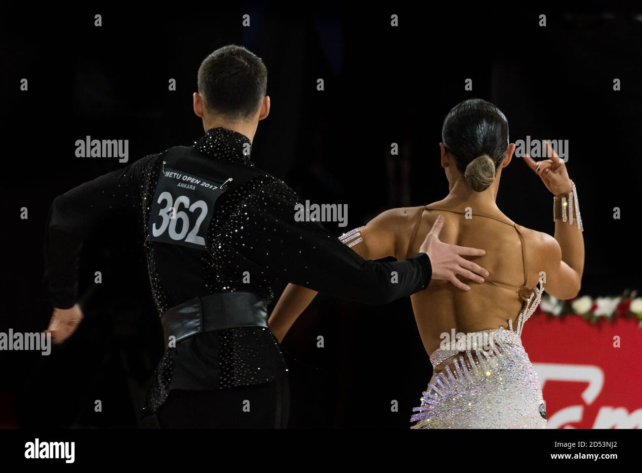 ANKARA, TÜRKEI - 04. NOVEMBER 2017: Die Teilnehmer messen sich im Tanzsport für die METU Open 2017. Ein internationales Turnier beinhaltet WDSF International Open Stan Stockfoto