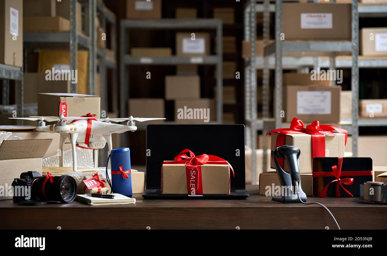 Tisch mit elektronischen Geräten auf Tisch. Cyber monday Verkaufskonzept. Stockfoto