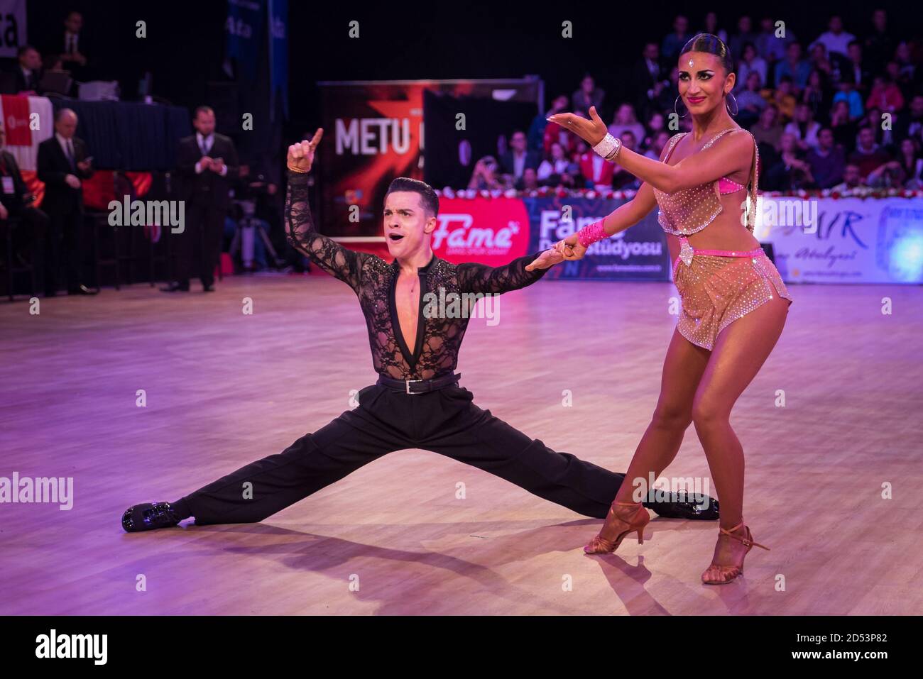 ANKARA, TÜRKEI - 04. NOVEMBER 2017: Die Teilnehmer messen sich im Tanzsport für die METU Open 2017. Ein internationales Turnier beinhaltet WDSF International Open Stan Stockfoto