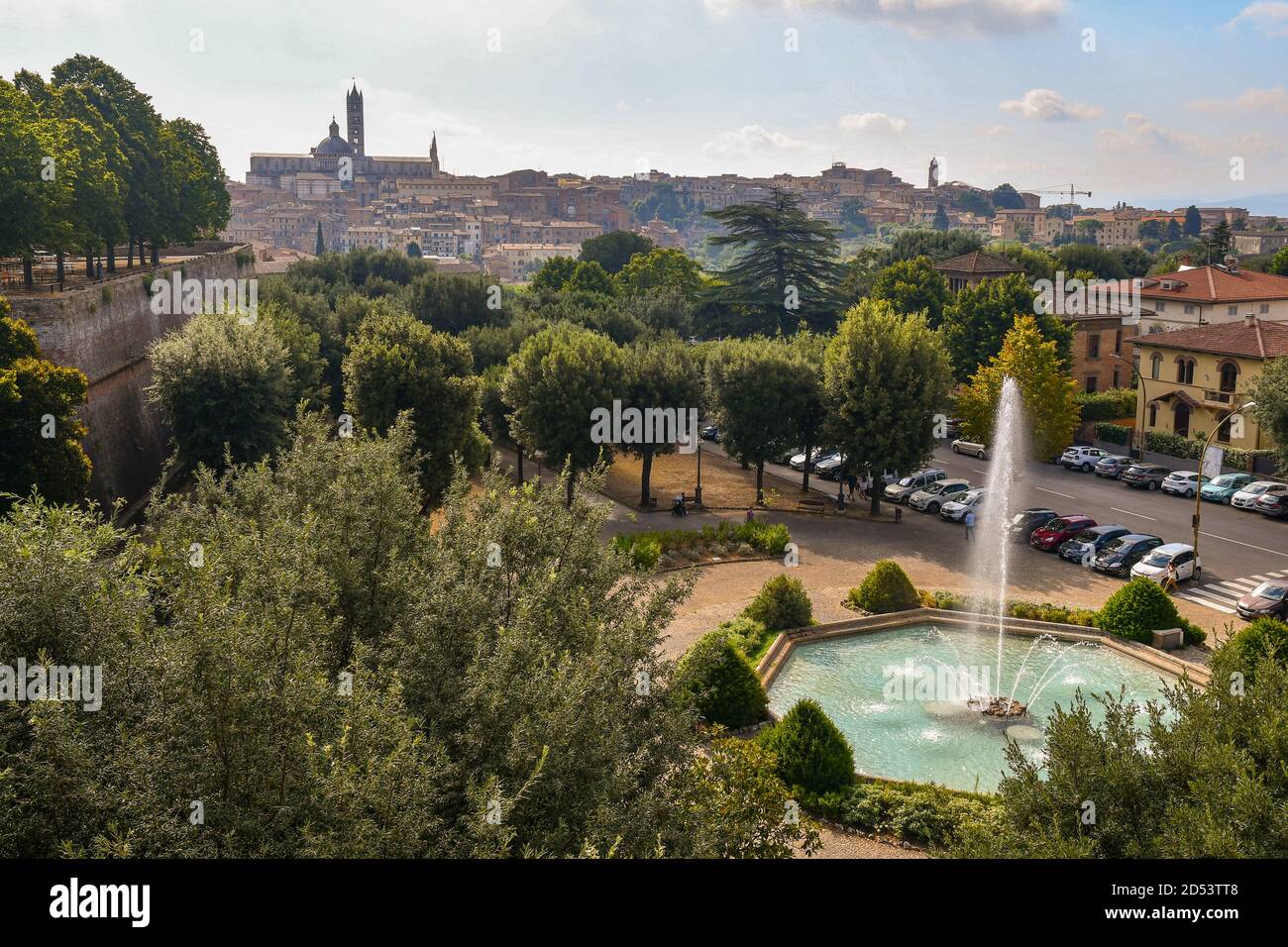 Erhöhter Blick auf den Park der Erinnerung mit dem Brunnen von St. Prospero von den Bastionen der Fortezza Medicea im Sommer, Siena, Toskana, Italien Stockfoto