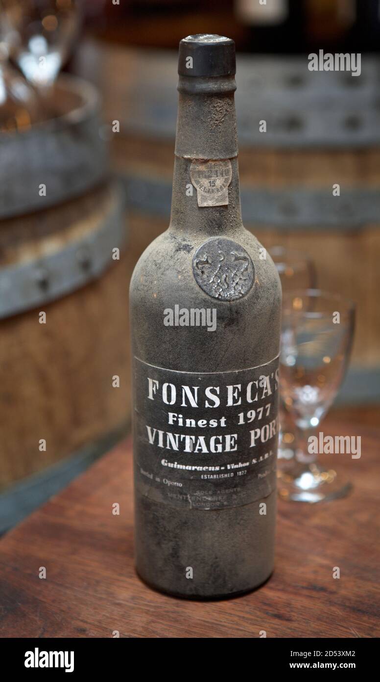 Eine verstaubte Flasche Fonseca Portwein, fotografiert in Ein Weinkeller Stockfoto