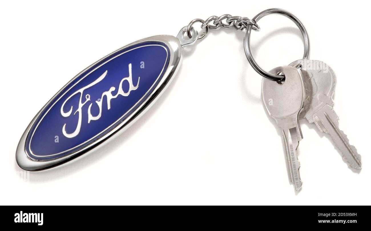 ford-Logo Schlüsselanhänger mit zwei silbernen Schlüsseln auf einem  fotografiert Weißer Hintergrund Stockfotografie - Alamy