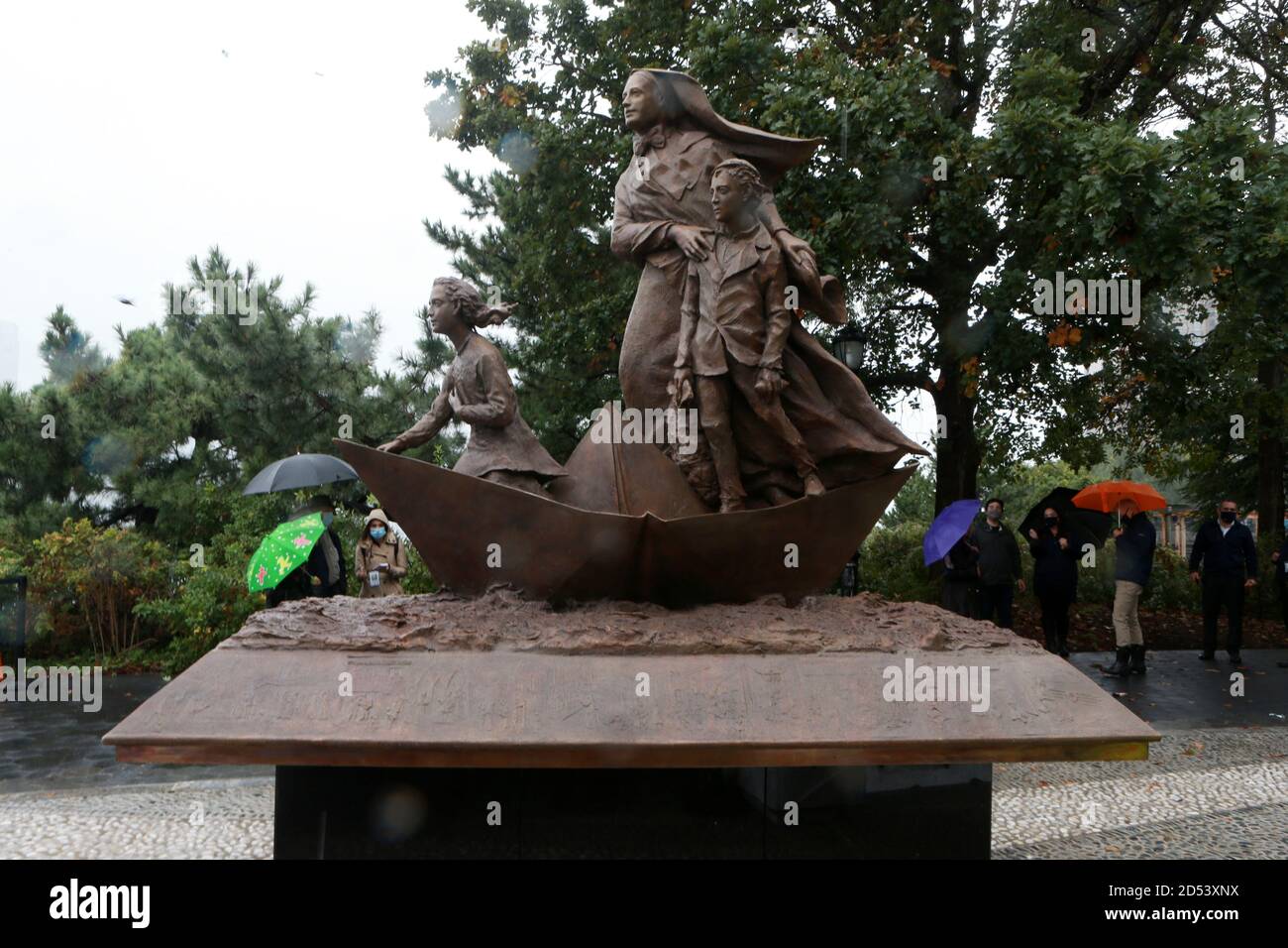 New York, NY, USA. Oktober 2020. Die Enthüllung der Mutter Cabrini Statue bei der Virtual Columbus Day Parade im Battery Park City in Lower Manhattan am 12. Oktober 2020 in New York City. Kredit: Mpi43/Media Punch/Alamy Live Nachrichten Stockfoto