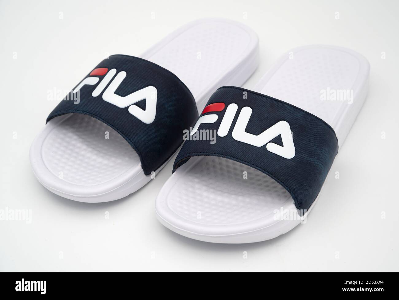 Paar weiße Fila Gummi Flip-Flops slide Sandalen isoliert Auf weißem Hintergrund Stockfoto