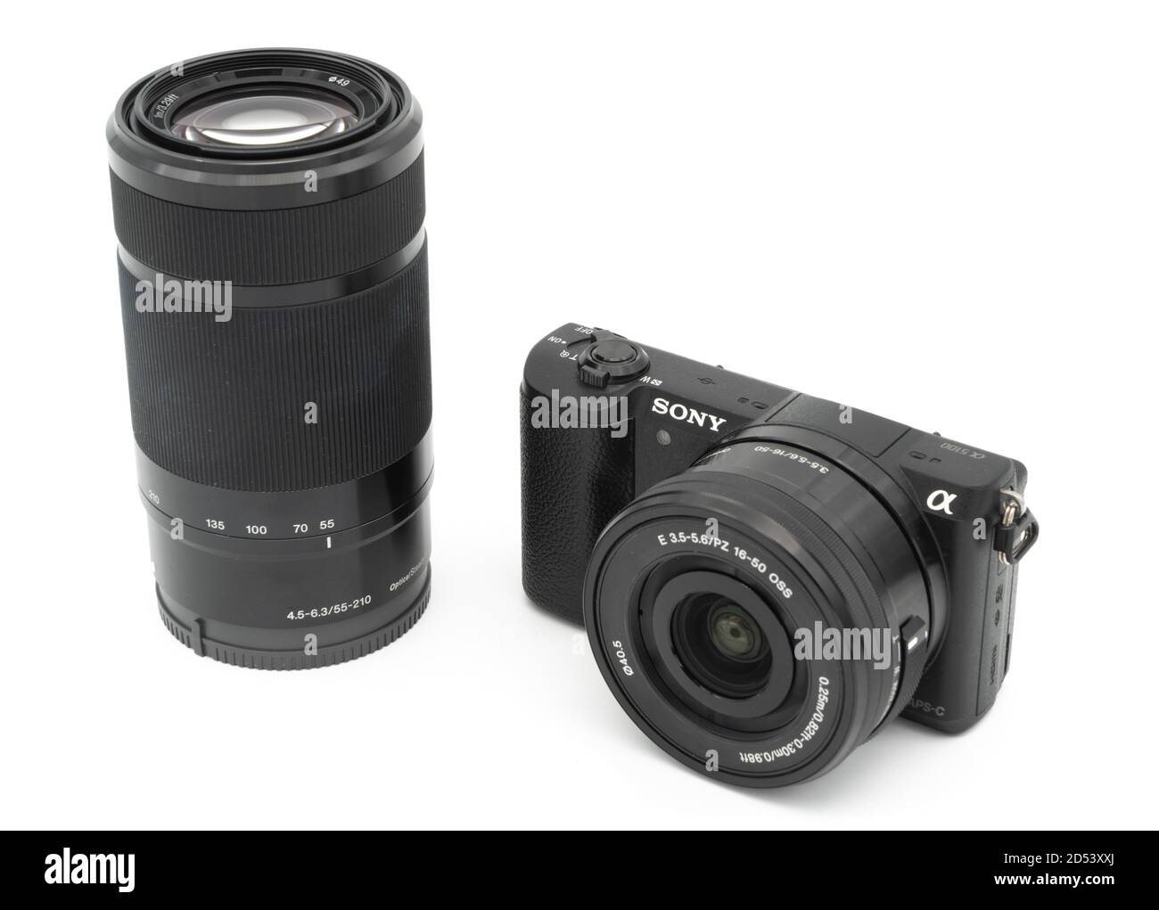 Sony Alpha A5100 digitale spiegellose Kamera mit Sony PZ 16-50 Und 55-210 Linsen auf weißem Hintergrund isoliert ausschneiden Stockfoto