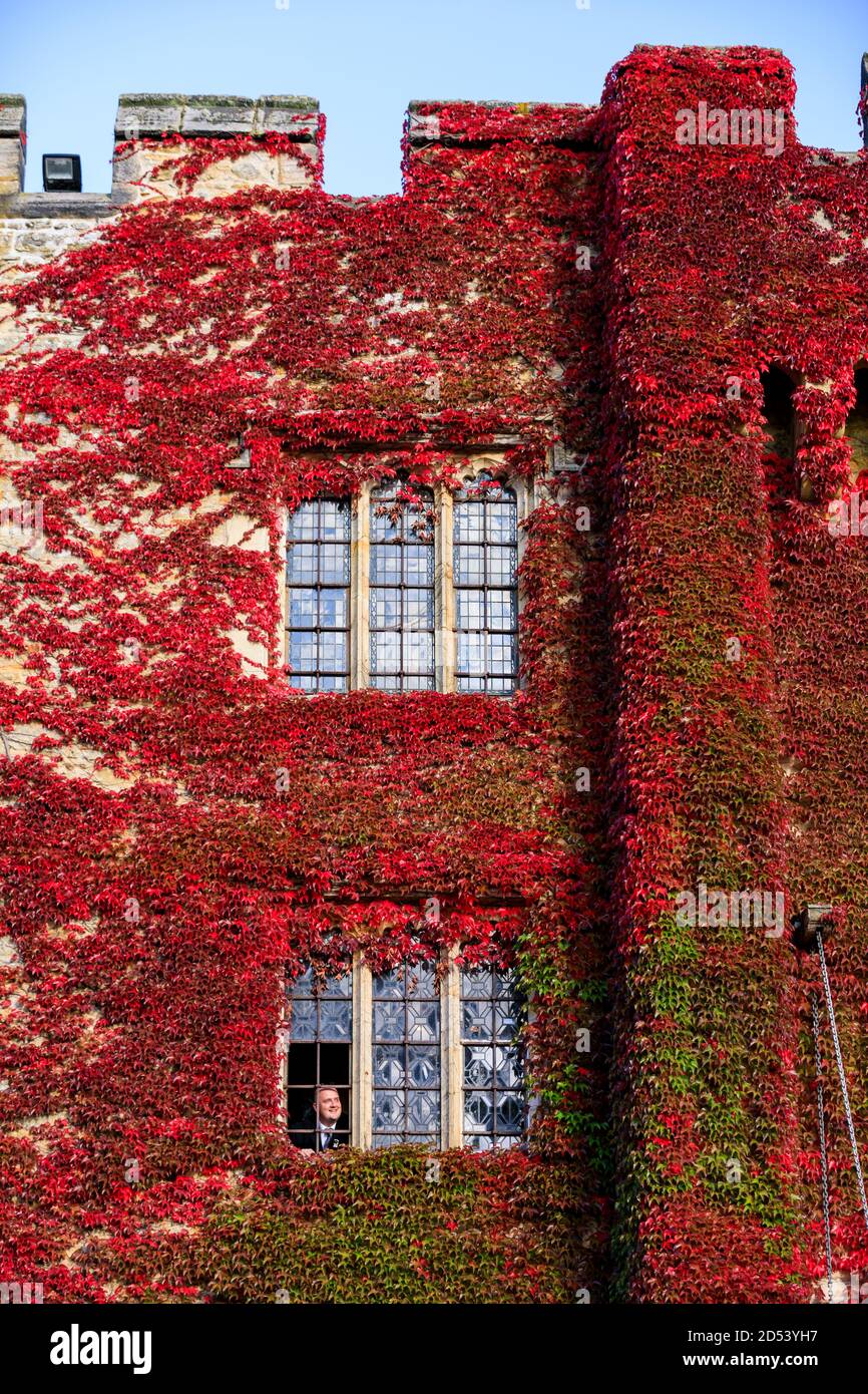 Hever Castle in Kent, Großbritannien. Die Burg stammt aus dem 125. Jahrhundert und war einst das Elternhaus von Anne Boleyn, der zweiten Frau von Heinrich VIII. Und Mutter von Elisabeth I., inmitten eines Hektar großen, herrlichen Geländes. Stockfoto