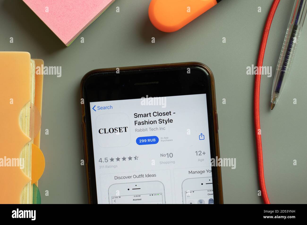 New York, USA - 29. September 2020: Smart Closet Fashion Style mobile App-Logo auf dem Handy-Bildschirm Nahaufnahme, illustrative Editorial Stockfoto