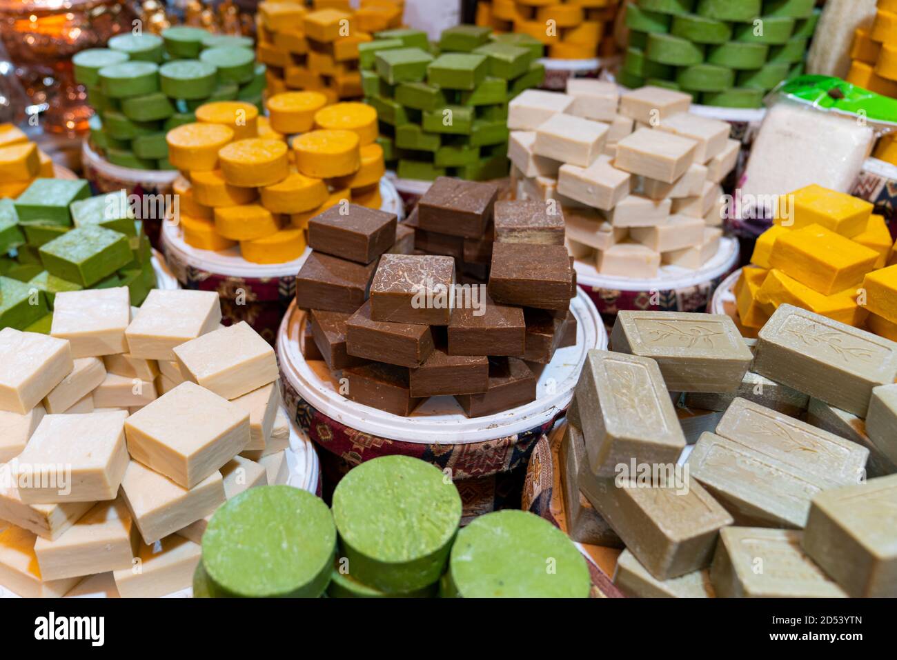 Shop, wo handgemachte Seifen in verschiedenen Farben verkauft werden. Stockfoto