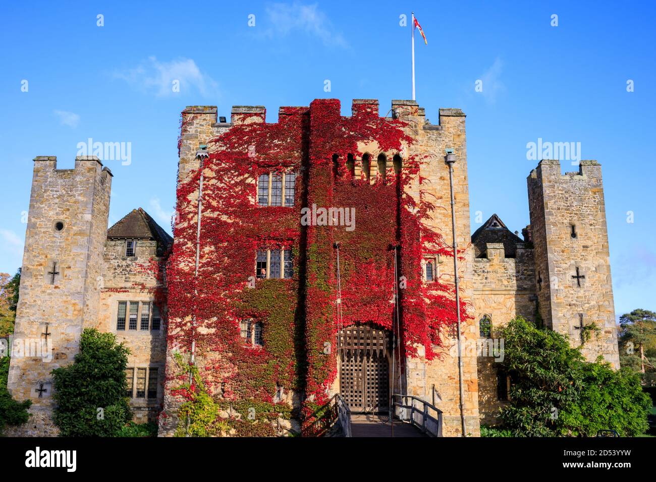 Hever Castle in Kent, Großbritannien. Die Burg stammt aus dem 125. Jahrhundert und war einst das Elternhaus von Anne Boleyn, der zweiten Frau von Heinrich VIII. Und Mutter von Elisabeth I., inmitten eines   Hektar großen, herrlichen Geländes. Stockfoto
