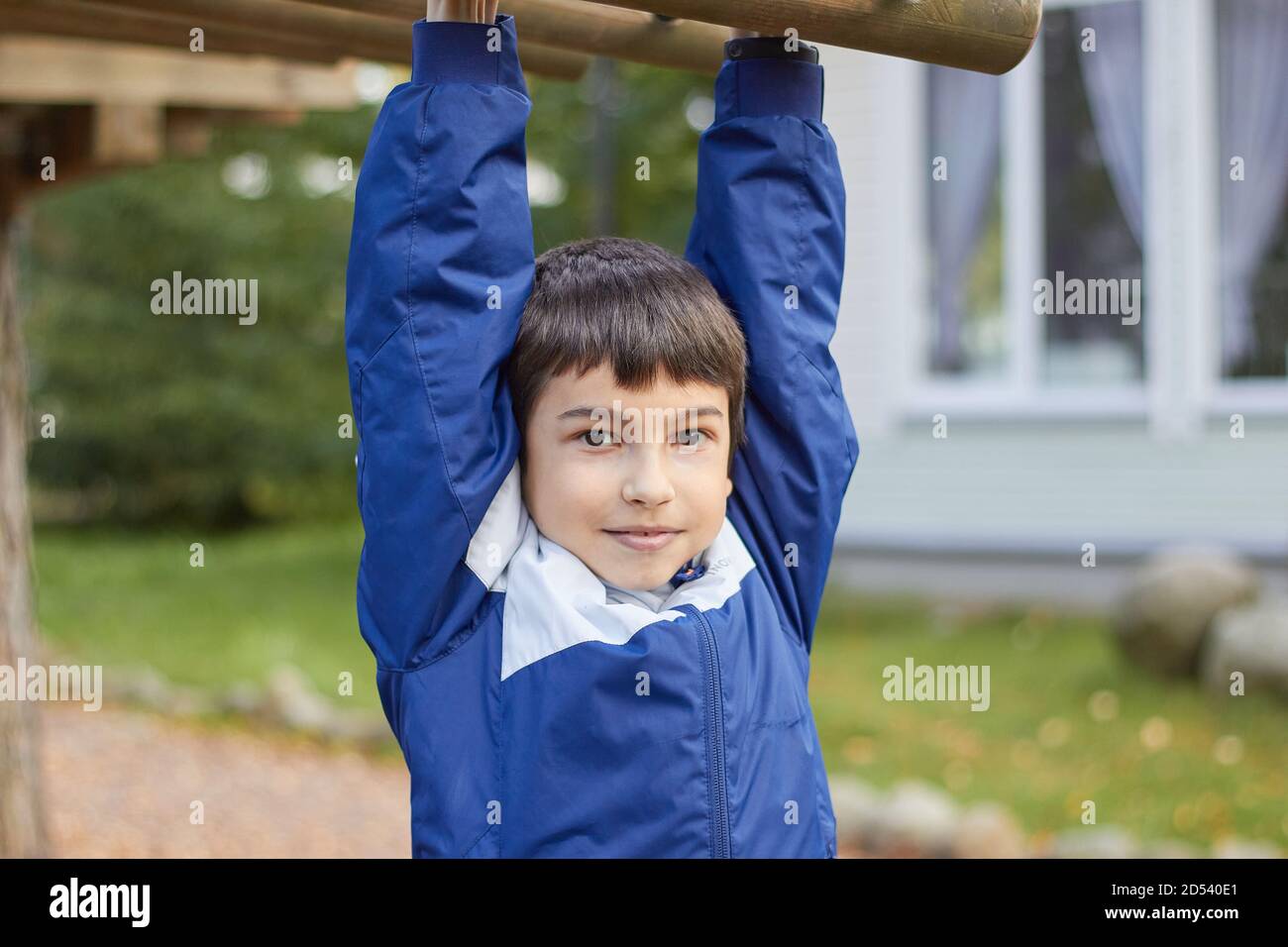 Junge sieben Jahre alt in einer Jacke in der Natur in Herbst Stockfoto