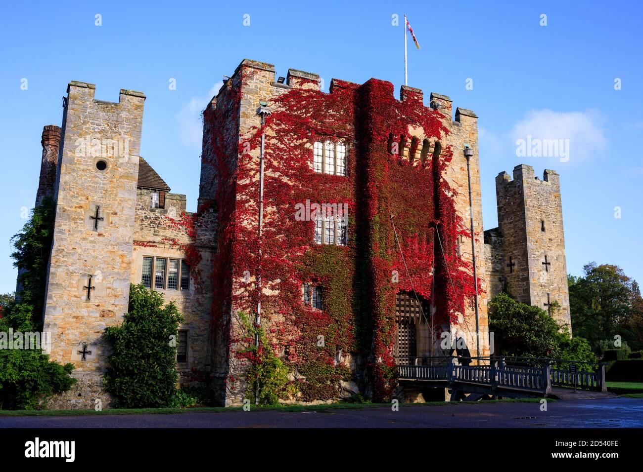 Hever Castle in Kent, Großbritannien. Die Burg stammt aus dem 125. Jahrhundert und war einst das Elternhaus von Anne Boleyn, der zweiten Frau von Heinrich VIII. Und Mutter von Elisabeth I., inmitten eines   Hektar großen, herrlichen Geländes. Stockfoto