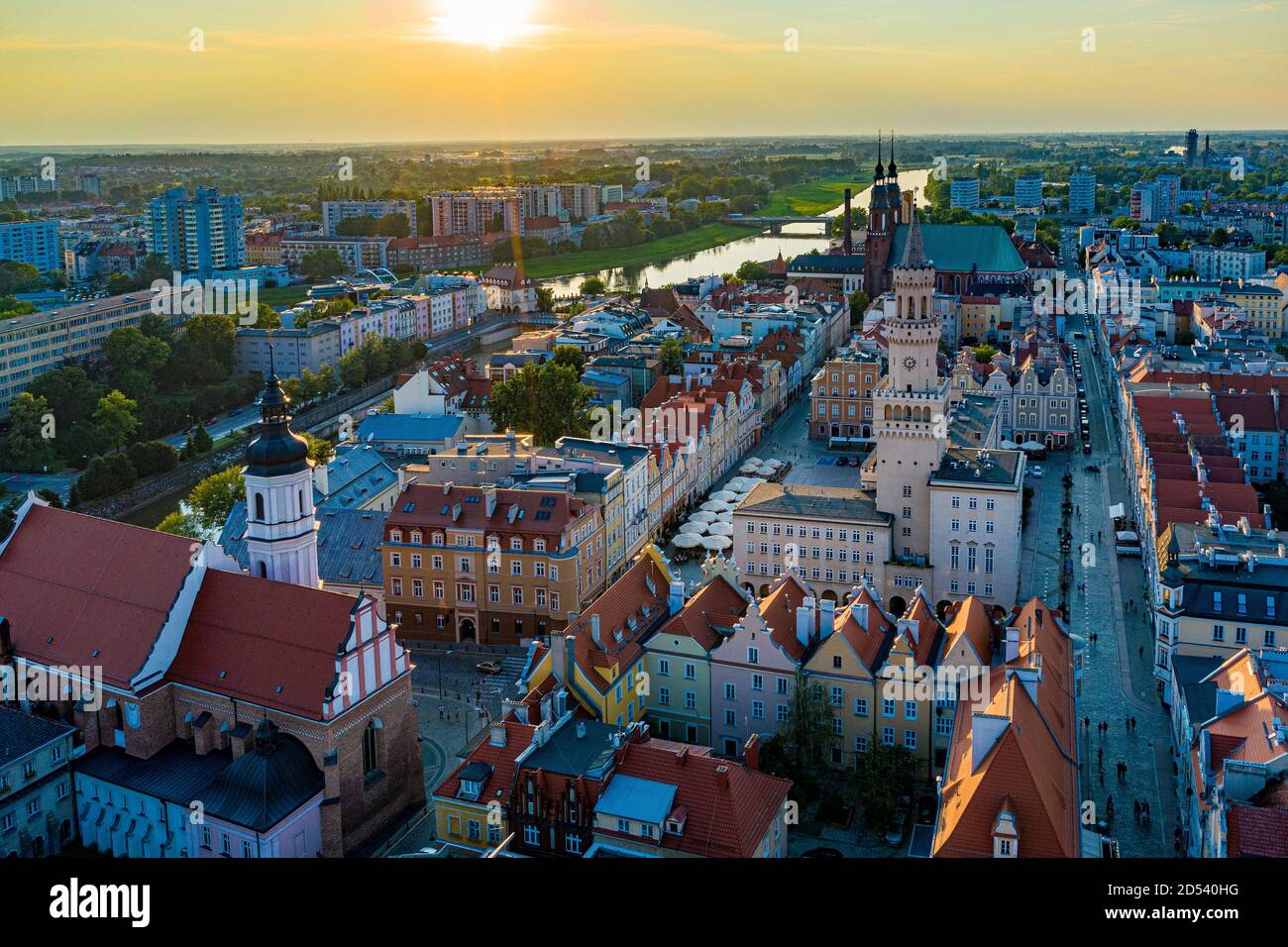 Luftdrohne Blick auf Opole Stadtzentrum und Altstadt. Stockfoto