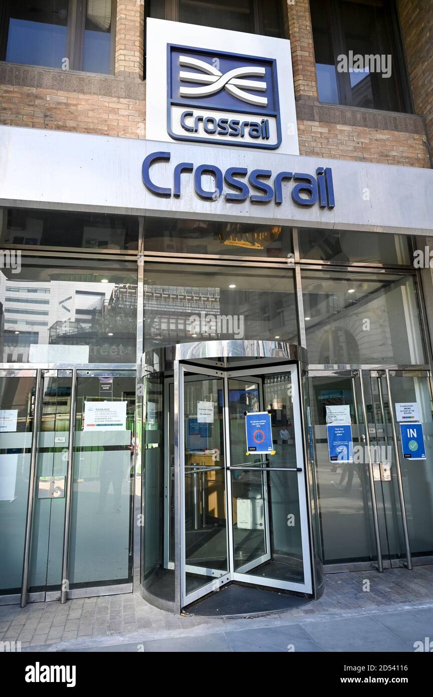 Crossrail Station (Elizabeth Line) in Liverpool Street, London mit Crossrail-Logo. Stockfoto