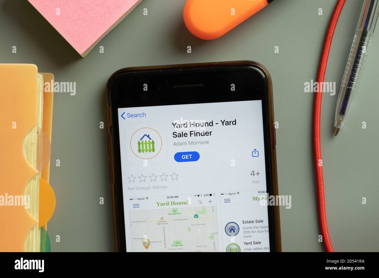 New York, USA - 29. September 2020: Yard Hound Sale Finder mobile App-Logo auf dem Handy-Bildschirm Nahaufnahme, illustrative Editorial Stockfoto