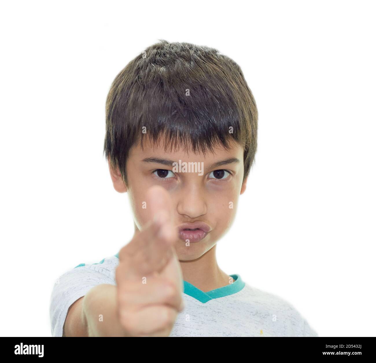Selbstbewusster Junge schießt den Finger auf die Kamera. Stockfoto