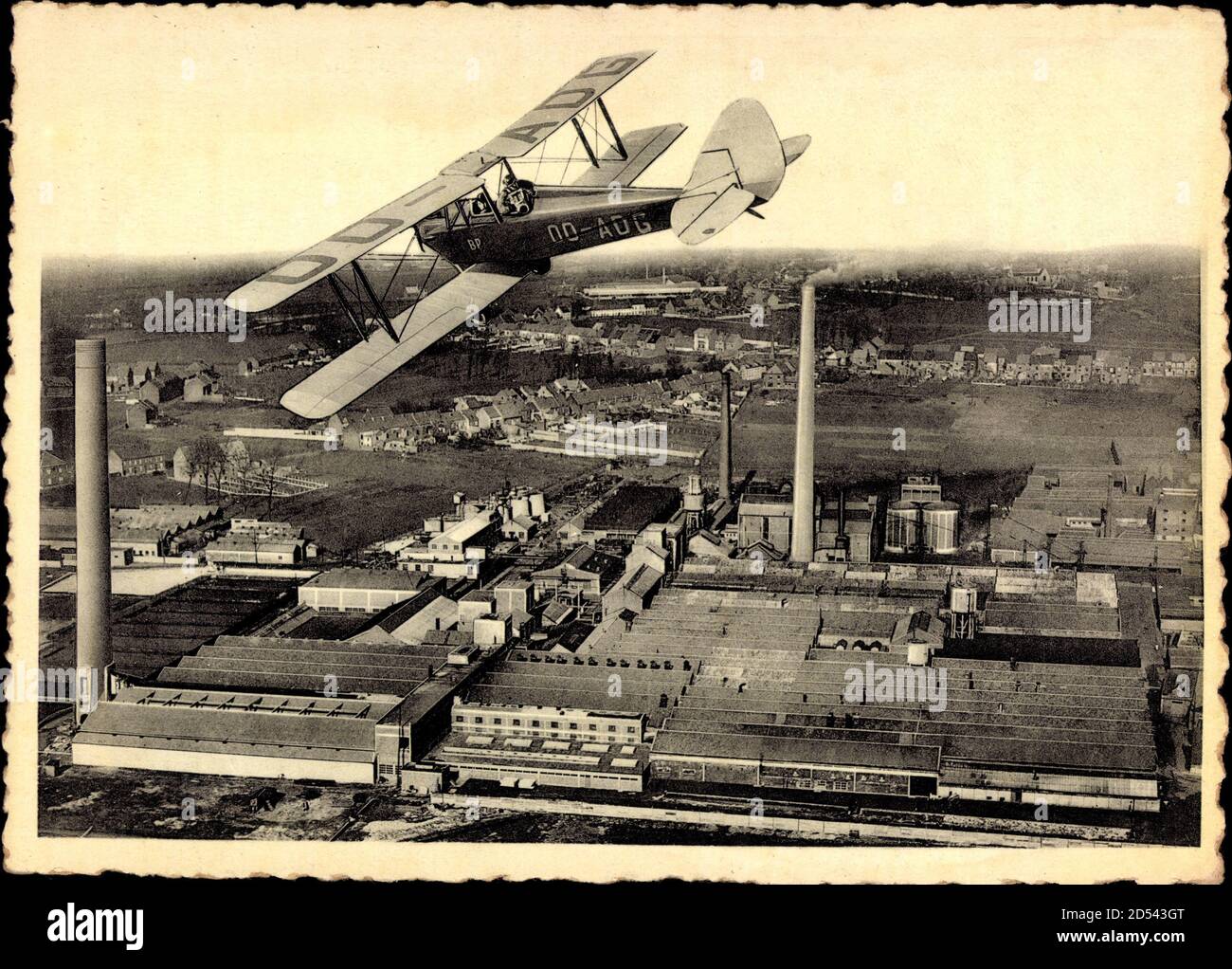Belgisches Zivilflugzeug über einer Fabrik, Doppeldecker, OO ADG Stockfoto