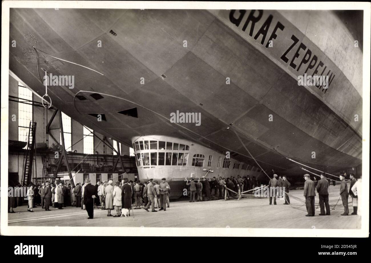 Graf Zeppelin startbereit in der Halle, LZ 127, Starrluftschiff, Zuschauer Stockfoto