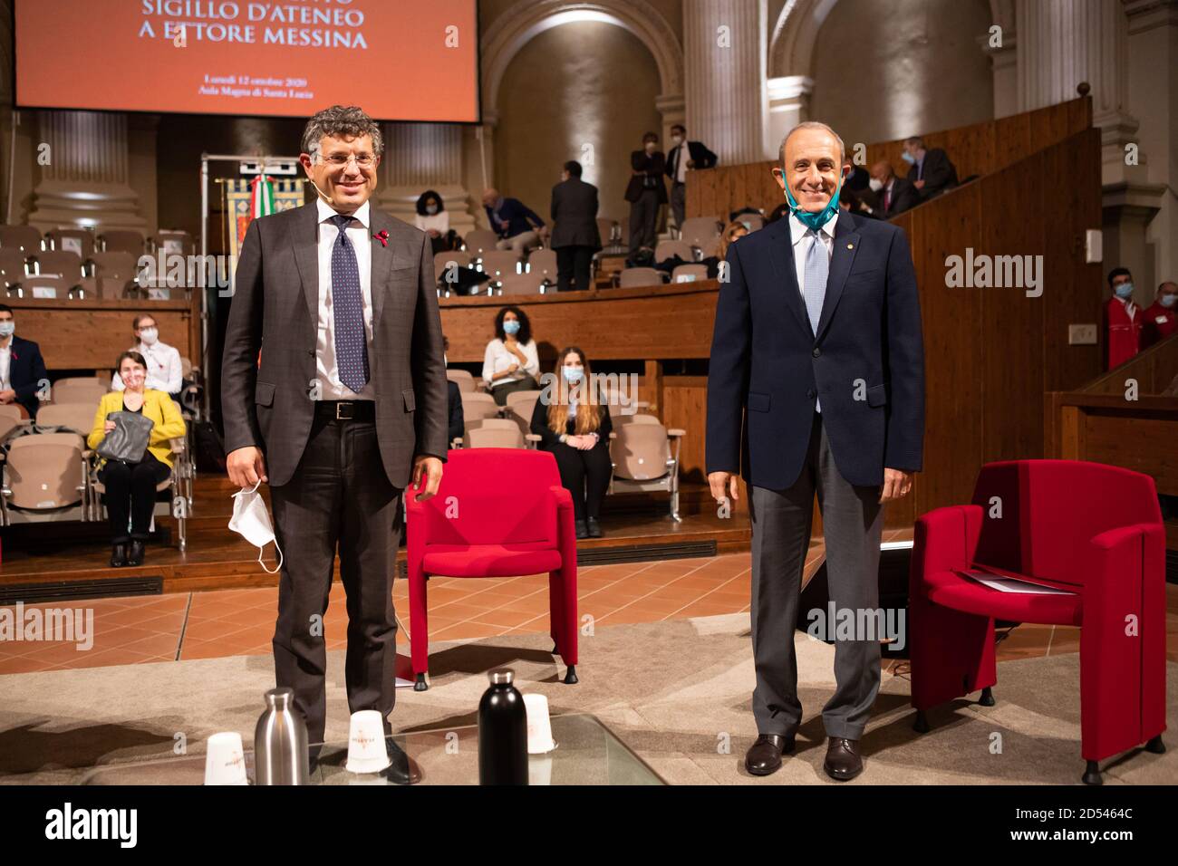 Bologna, Italien. Oktober 2020. Der italienische Profi-Basketballtrainer Ettore Messina wird mit dem 'Sigillo di ateneo' (Universitätssiegel) der Universität Bologna ausgezeichnet; der Preis wird vom großartigen Rektor der Universität Bologna Francesco Ubertini am 13. Oktober 2020 in Bologna, Italien, verliehen. Kredit: Massimiliano Donati/Alamy Live Nachrichten Stockfoto