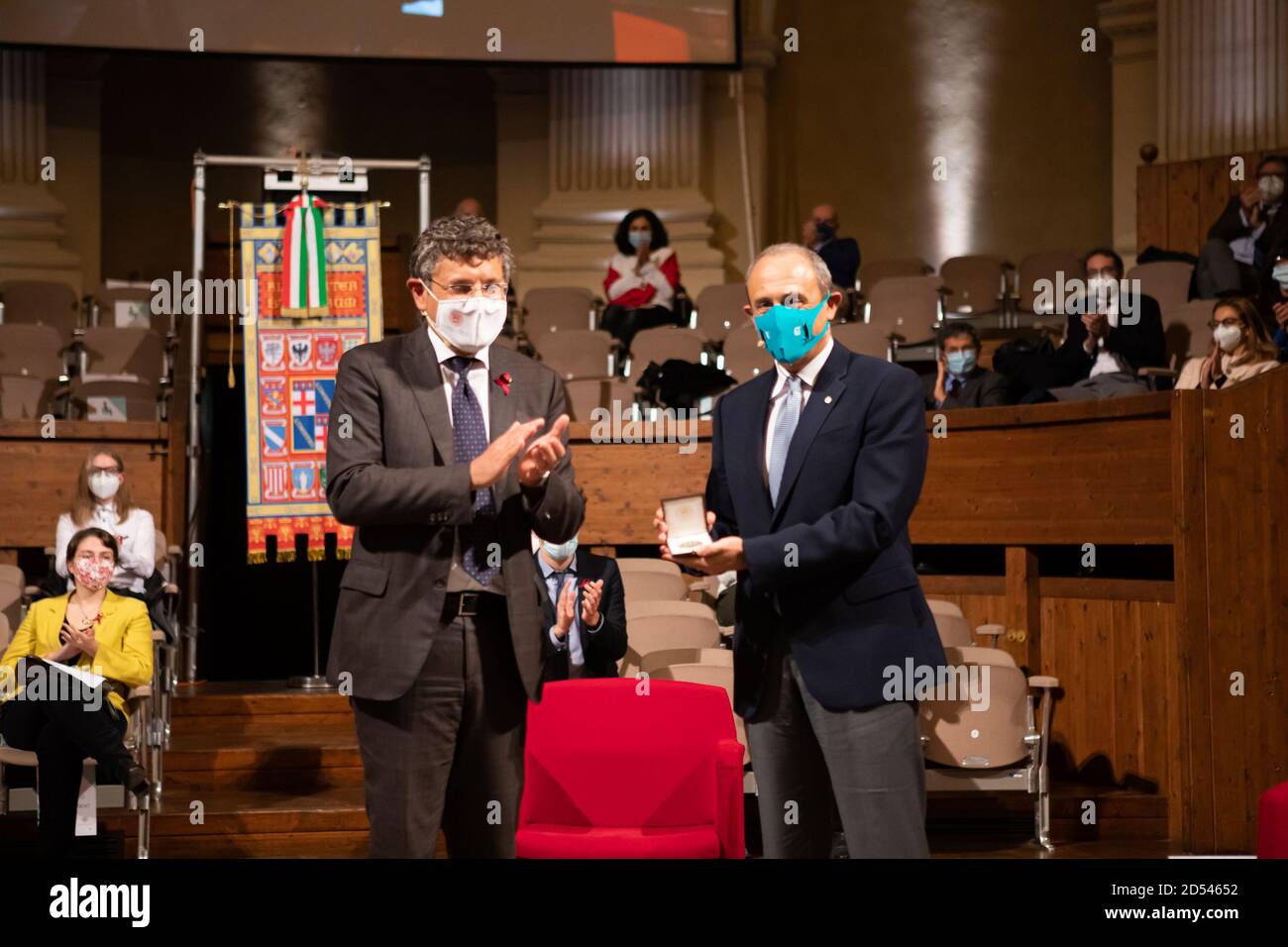 Bologna, Italien. Oktober 2020. Der italienische Profi-Basketballtrainer Ettore Messina wird mit dem 'Sigillo di ateneo' (Universitätssiegel) der Universität Bologna ausgezeichnet; der Preis wird vom großartigen Rektor der Universität Bologna Francesco Ubertini am 13. Oktober 2020 in Bologna, Italien, verliehen. Kredit: Massimiliano Donati/Alamy Live Nachrichten Stockfoto