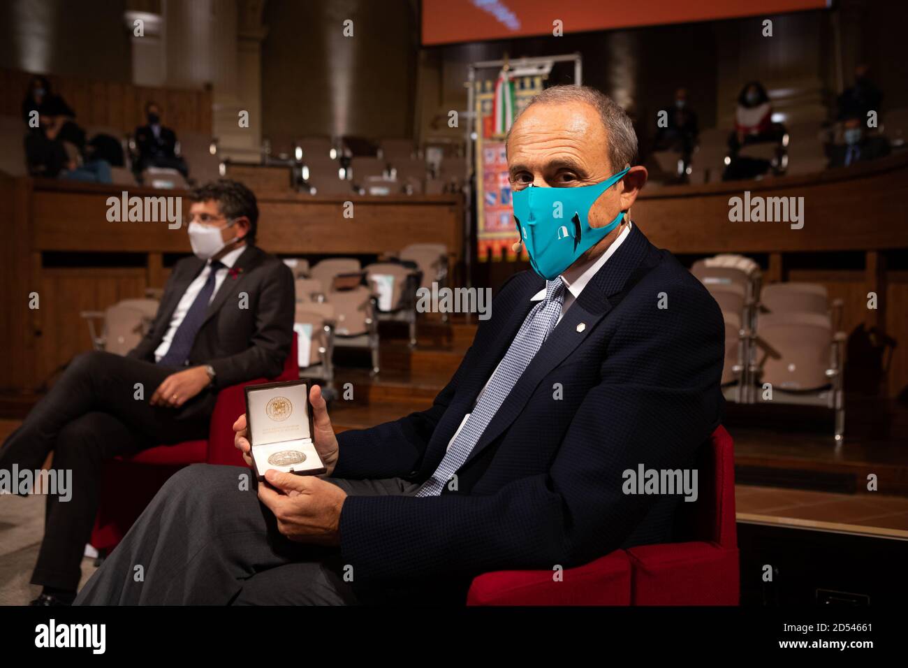 Bologna, Italien. Oktober 2020. Der italienische Profi-Basketballtrainer Ettore Messina wird mit dem 'Sigillo di ateneo' (Universitätssiegel) der Universität Bologna ausgezeichnet; der Preis wird vom großartigen Rektor der Universität Bologna Francesco Ubertini am 13. Oktober 2020 in Bologna, Italien, verliehen. Kredit: Massimiliano Donati/Alamy Live Nachrichten Stockfoto