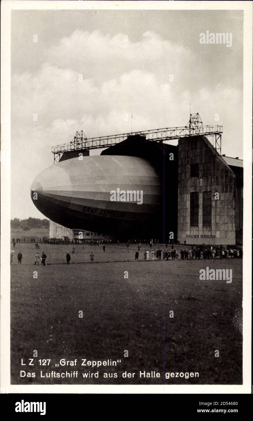 LZ 127 Graf Zeppelin, Luftschiff wird aus der Halle gezogen Stockfoto