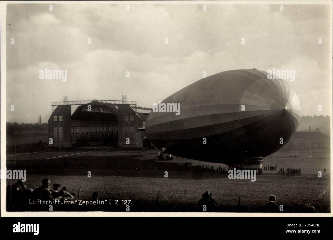 Luftschiff LZ 127, Graf Zeppelin, Luftschiffhalle, Feld, Zuschauer Stockfoto
