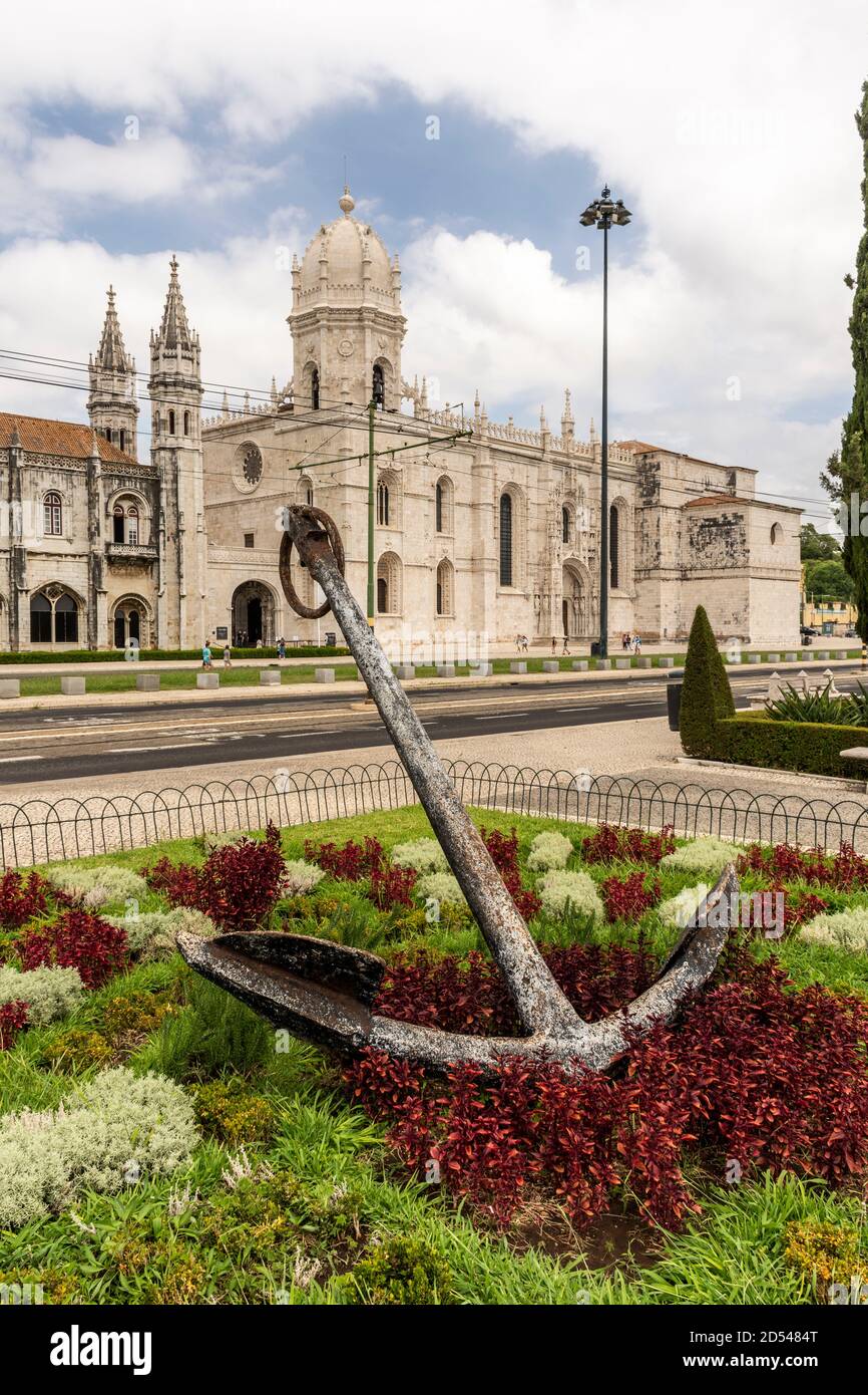 Schöne Aussicht auf das alte historische Kirchengebäude neben dem Jeronimos Kloster im Zentrum von Lissabon, Portugal Stockfoto