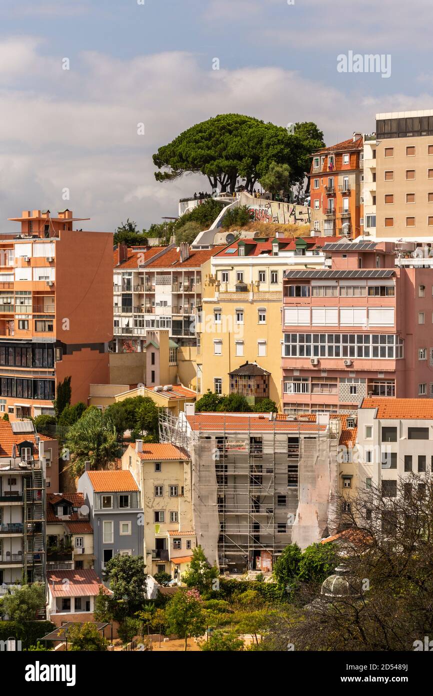 Schöne Aussicht auf alte historische Stadtgebäude im Zentrum von Lissabon, Portugal Stockfoto