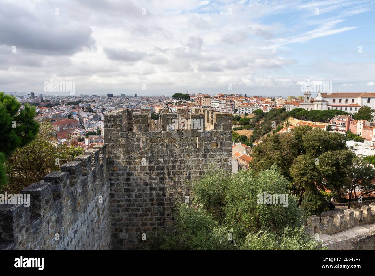 Schöne Aussicht auf alte historische Stadtgebäude und Schloss im Zentrum von Lissabon, Portugal Stockfoto