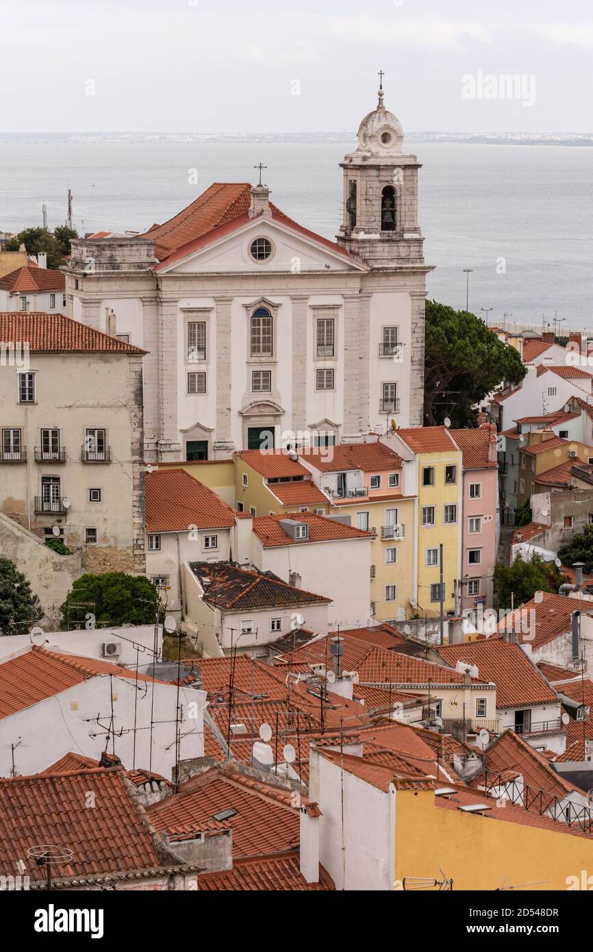 Schöne Aussicht auf alte historische Kirche und Stadtgebäude im Zentrum von Lissabon, Portugal Stockfoto