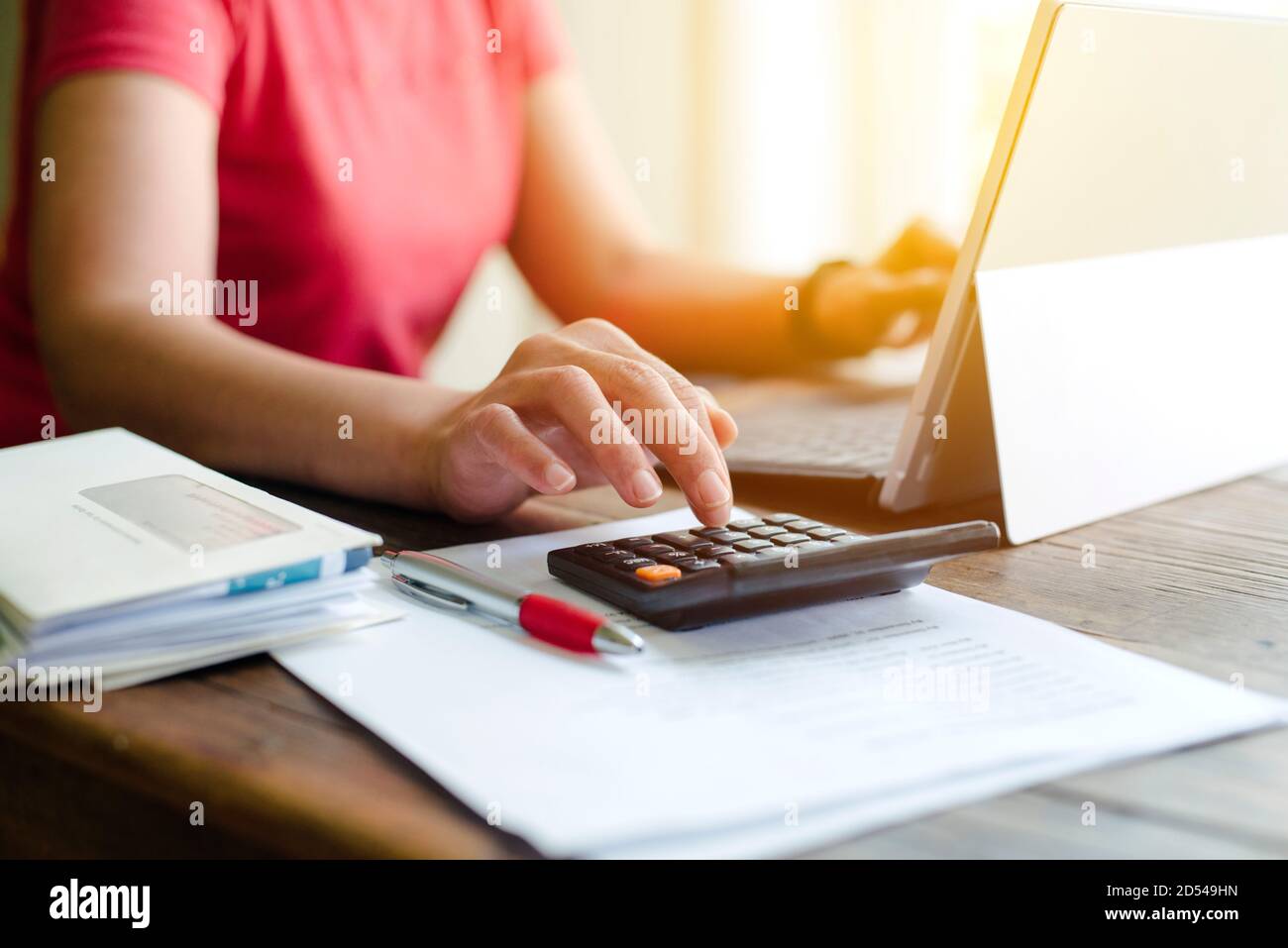 Frau verwendet einen Rechner, während sie ihre Finanzen - Rezession - Rechnungen - Job Stockfoto