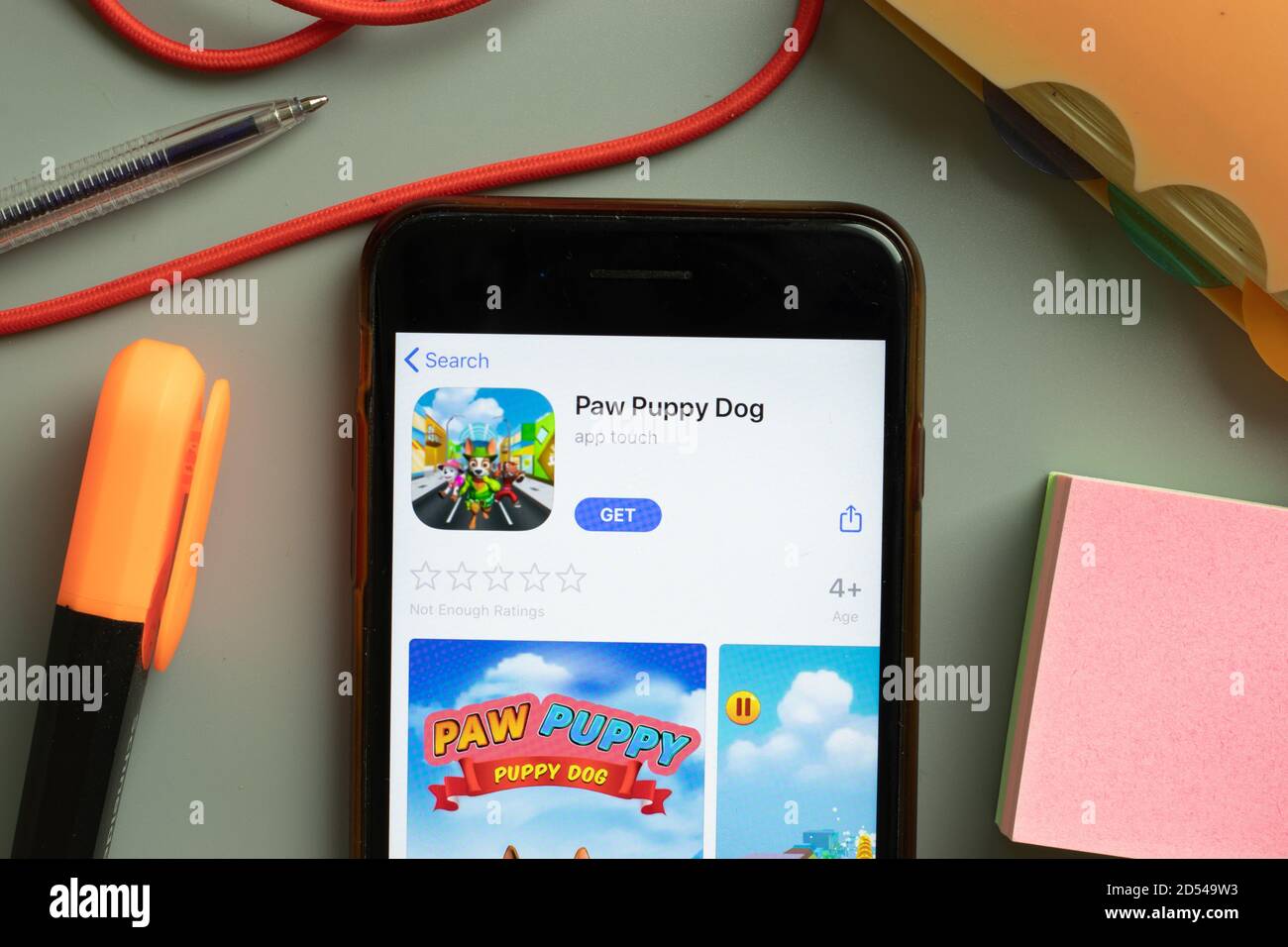 New York, USA - 29. September 2020: Paw Puppy Dog Mobile App Logo auf dem Handy-Bildschirm Nahaufnahme, illustrative Editorial Stockfoto