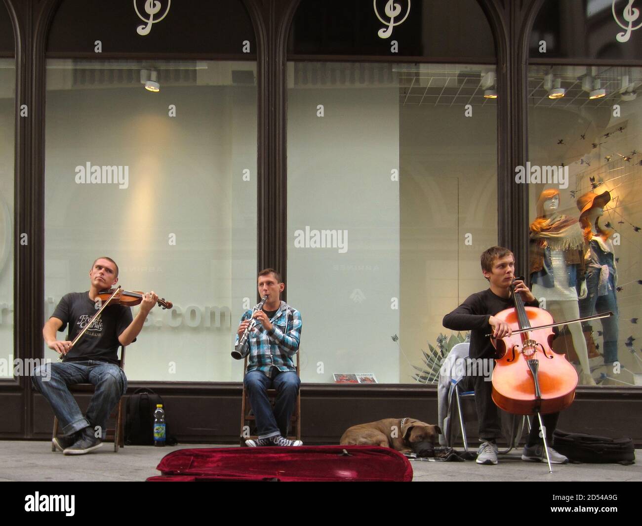 ARCOS DE LA FRONTERA, SPANIEN - 12. April 2015: Arcos de la Frontera, Cadiz / Spanien - 11 2015. April: Musiker mit Hund spielen Klarinette, Violine und Cel Stockfoto