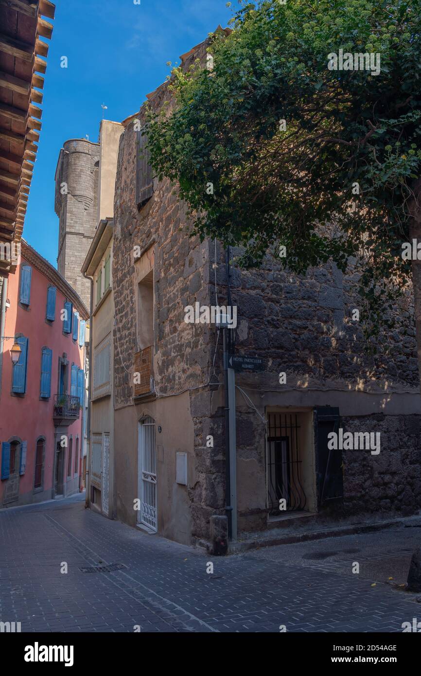 AGDE, FRANKREICH - 19. Juli 2020 : Agde Zentrum mit alten Gebäuden, Blick auf die Straße der Stadt Stockfoto