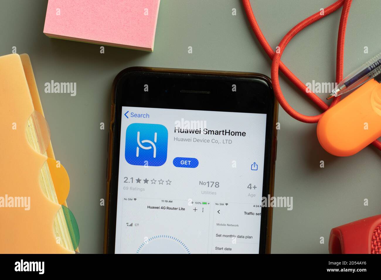 New York, USA - 28. September 2020: Huawei SmartHome Mobile App Logo auf dem Handy-Bildschirm Nahaufnahme, illustrative Editorial Stockfoto