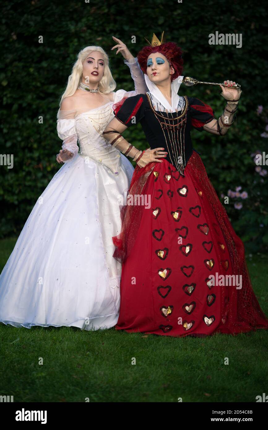 MÜNCHEN, DEUTSCHLAND - 12. Sep 2020: Cosplayer als Figuren aus Alice im  Wunderland. Die rote Königin und die weiße Königin zusammen Stockfotografie  - Alamy