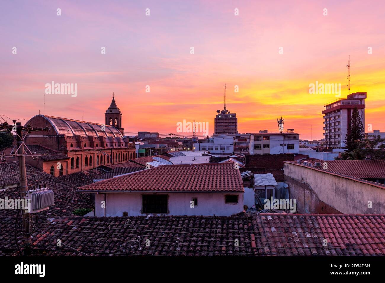 Santa Cruz de la Sierra Luftbild bei Sonnenaufgang mit der Merced Kirche, Bolivien. Stockfoto