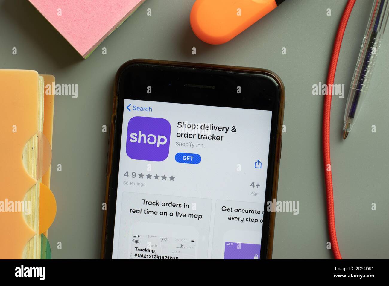 New York, USA - 29. September 2020: Shop-Lieferung bestellen Tracker mobile App Logo auf Handy-Bildschirm Nahaufnahme, illustrative Editorial Stockfoto