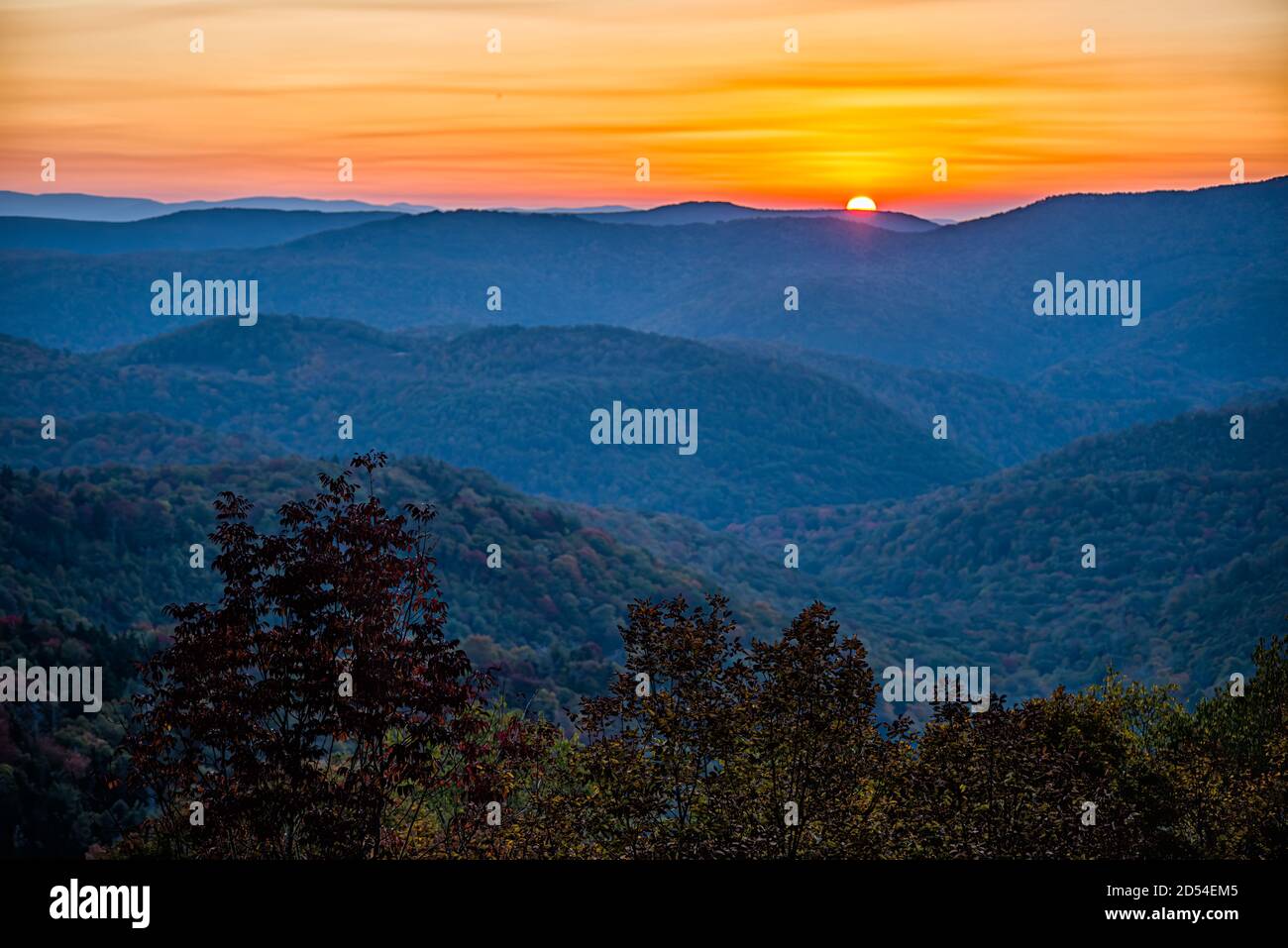 2020 Herbst Herbstsaison Laub mit Sonnenaufgang Morgen in Highland Landschaftlich schöne Highway 150 Straße in West Virginia Monongahela National Forest Appalachian Moun Stockfoto