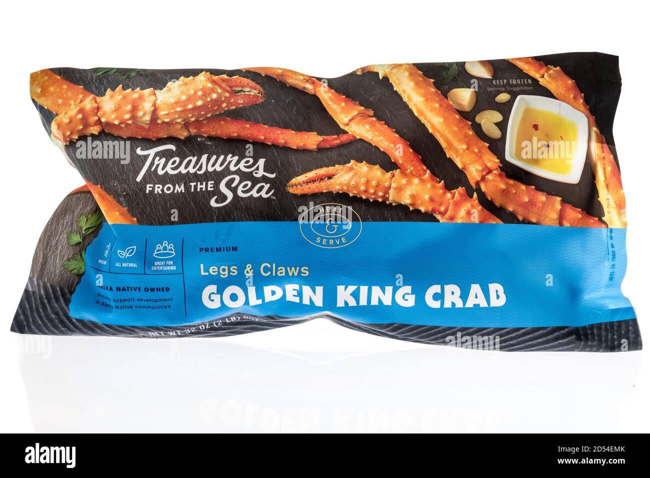 Winneconne, WI - 6. Oktober 2020: Ein Sack Schätze aus dem Meer König Krabbenbeine auf einem isolierten Hintergrund. Stockfoto