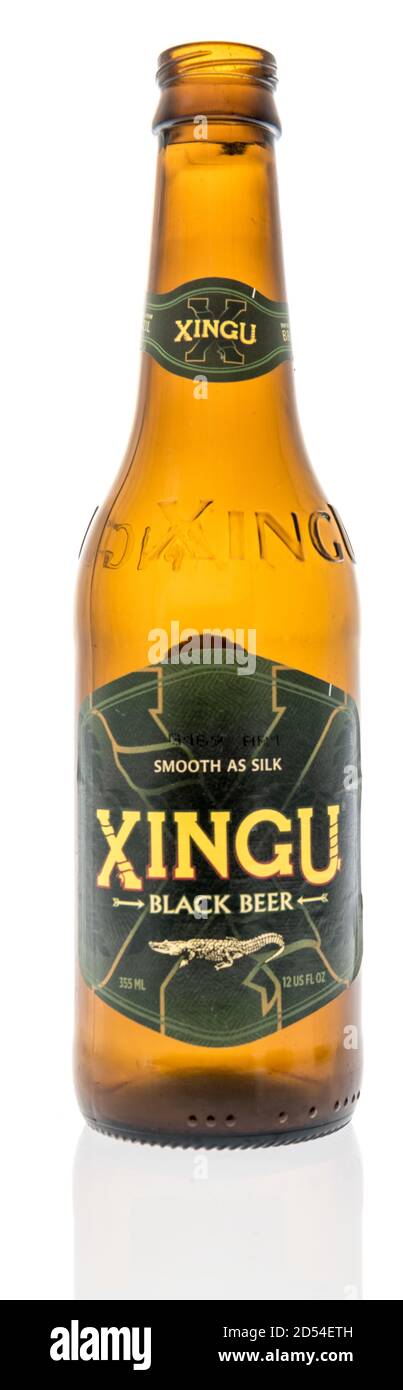 Winneconne, WI - 6. Oktober 2020: Eine Flasche Xingu schwarzes Bier auf einem isolierten Hintergrund. Stockfoto