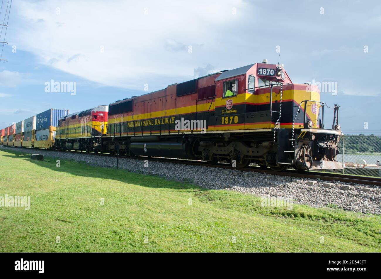 Panama Canal Railway, die durch Gamboa Gegend neben dem Panamakanal Stockfoto