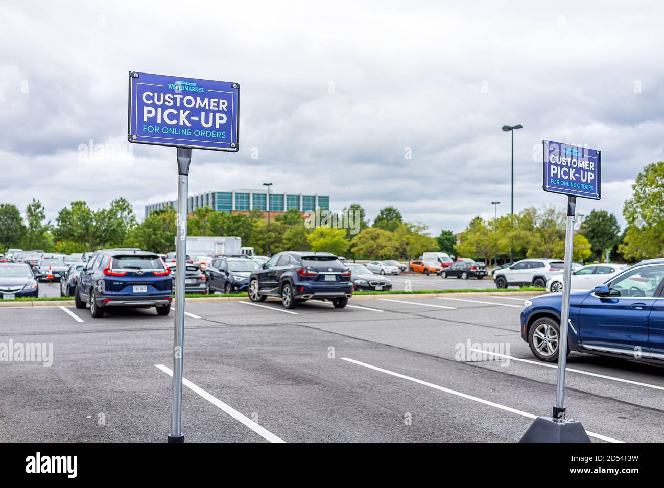 Sterling, USA - 12. September 2020: World Market Parkplatz Schild am Eingang des Geschäfts in Loudoun County, Virginia für Kunden Abholung mit Auto Stockfoto