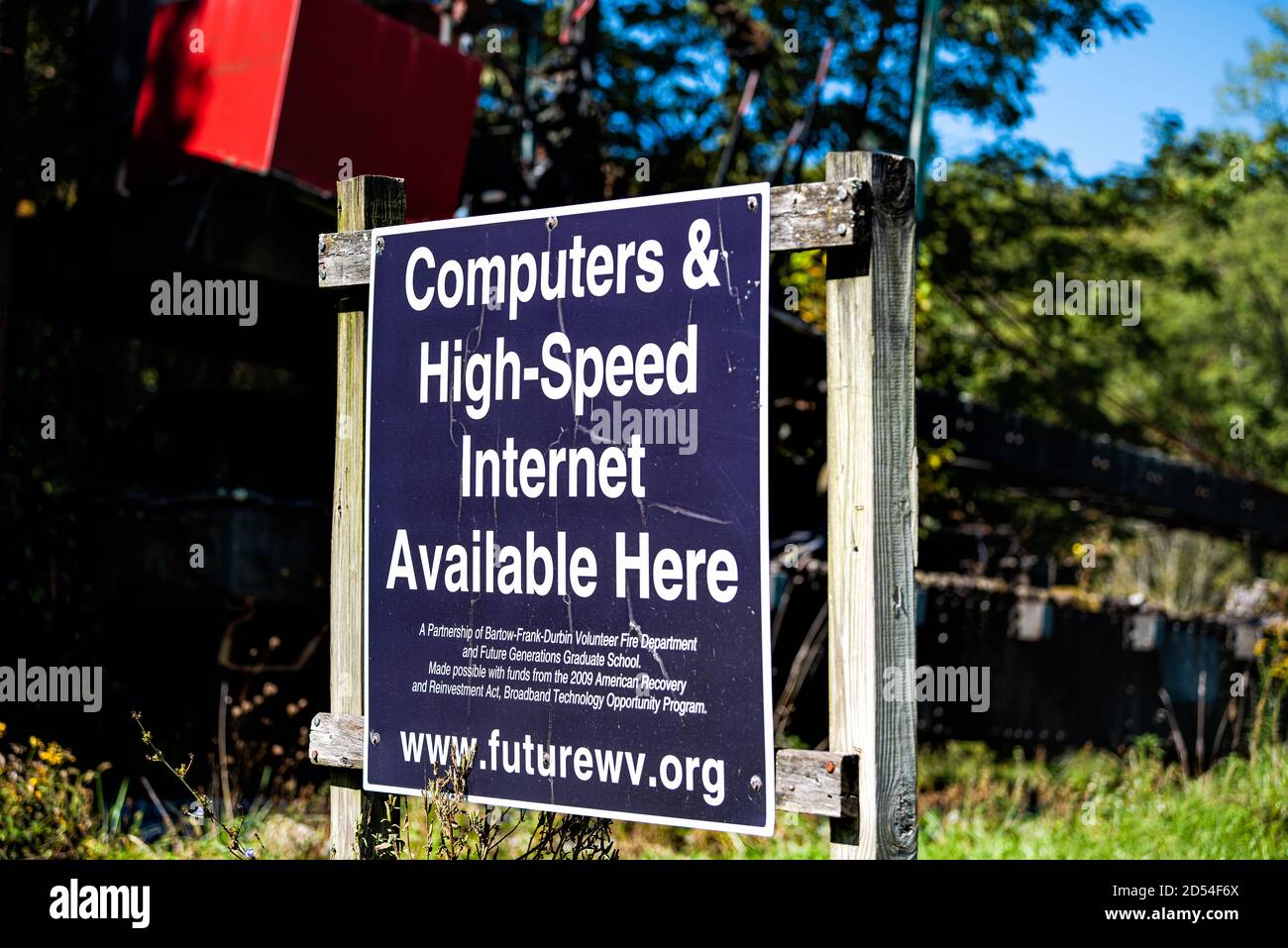 Bartow, USA - 6. Oktober 2020: Stadt in West Virginia Zeichen Nahaufnahme für Computer und High-Speed-Internet in Durbin Frank Bereich Stockfoto