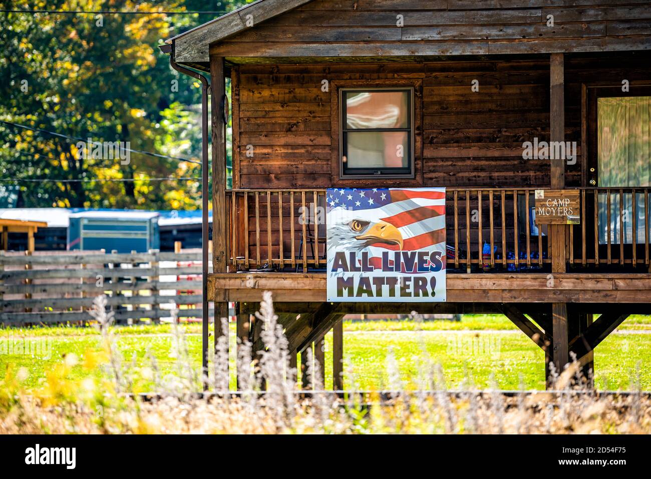 Bartow, USA - 6. Oktober 2020: Stadt in West Virginia Landschaft und Schild auf Haus Gebäude Kabine für alle Leben Materie in Durbin Frank Bereich Stockfoto