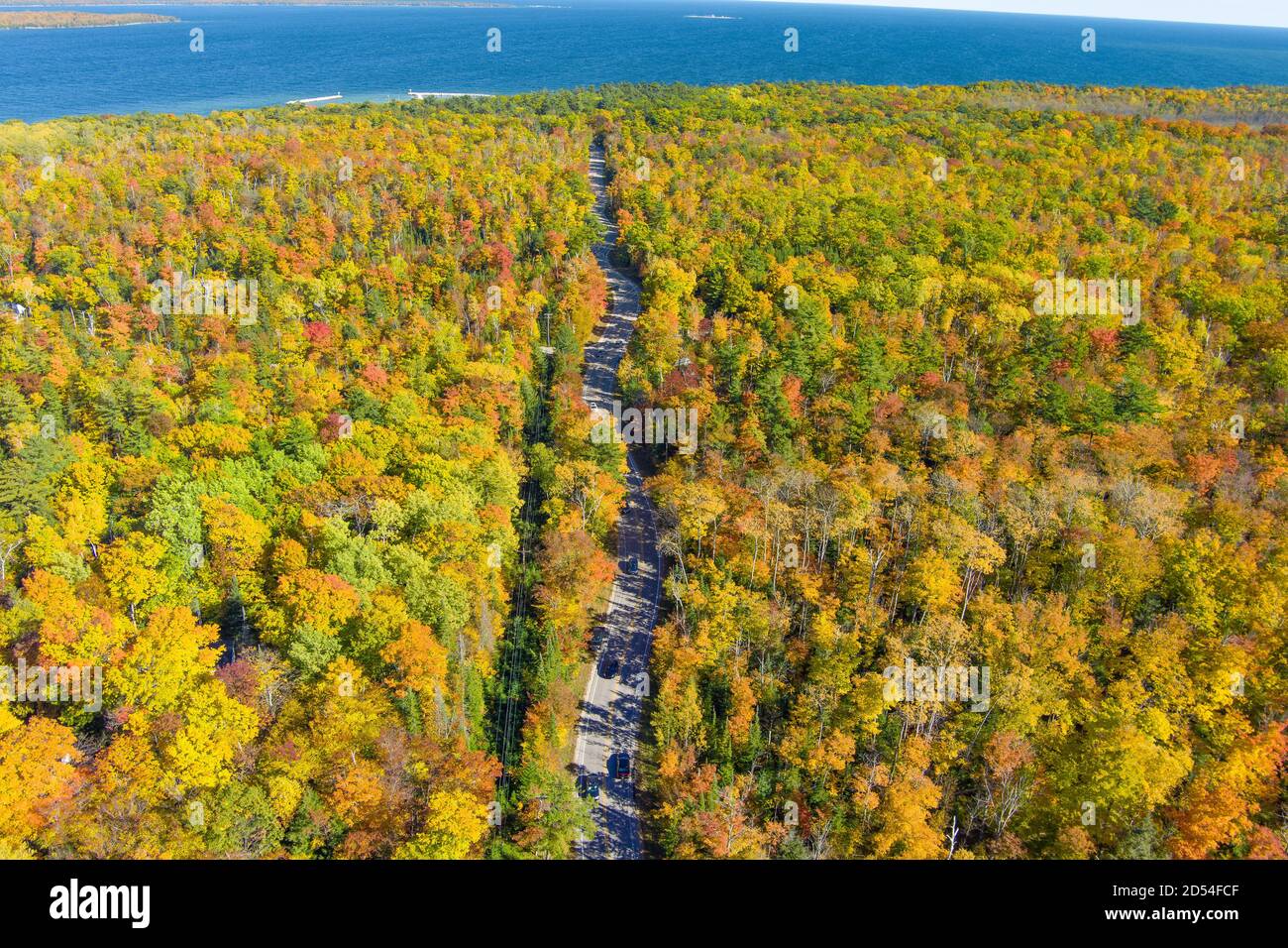 Eine lange kurvenreiche Straße im Herbst mit einer Drohne Stockfoto
