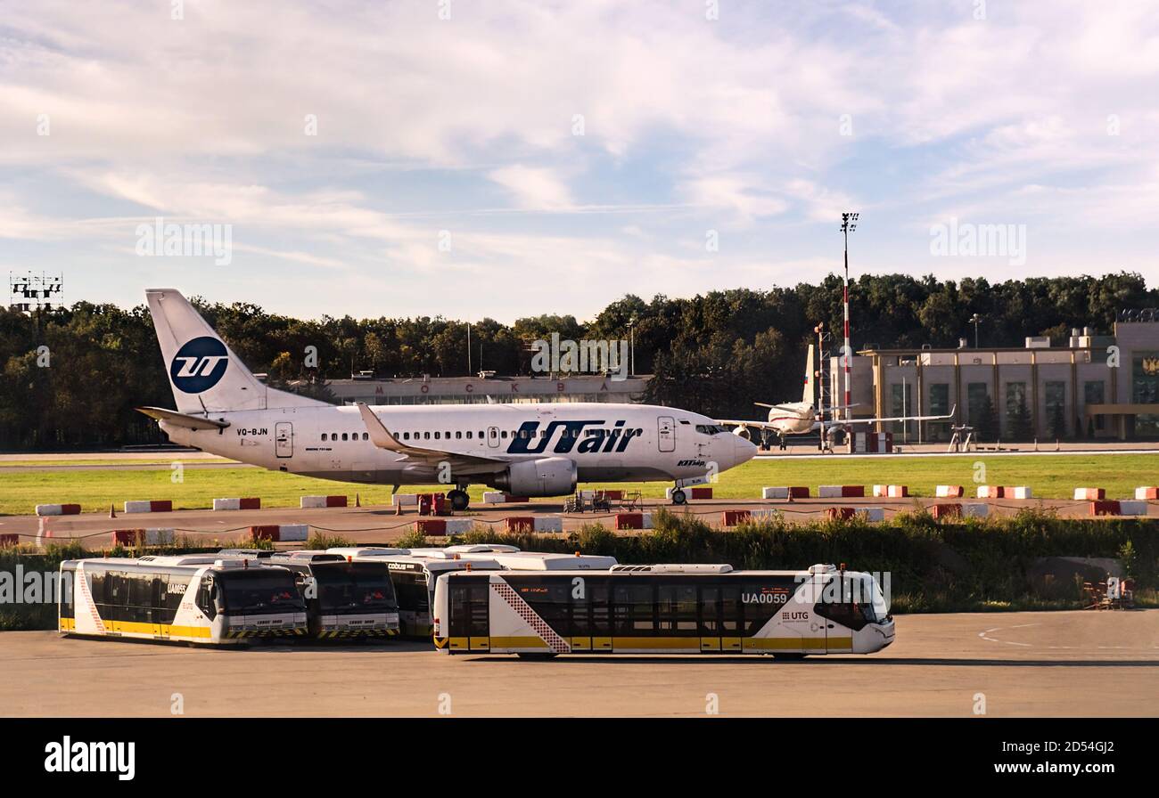 MOSKAU, RUSSLAND - 08 22 2020: Boeing 737 Jet der russischen Fluggesellschaft UTair im internationalen Flughafen Vnukovo. Die drittgrößte russische Fluggesellschaft bedient sich Stockfoto