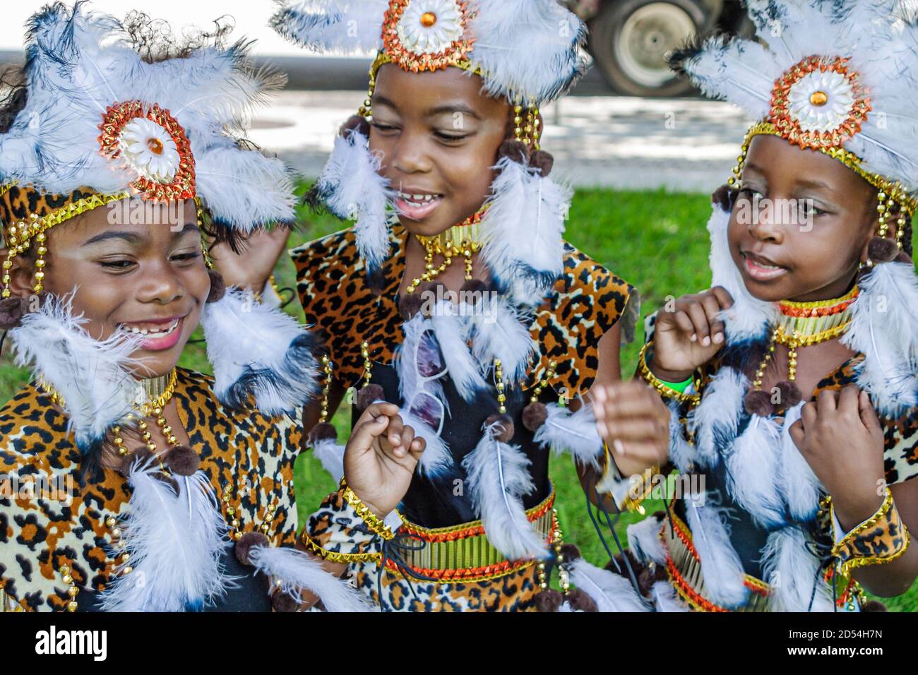 Florida Ft. Fort Lauderdale Caribbean Mardi Gras Junior Karneval, handgefertigte handgefertigte Parade Kostüme Kostüm Outfit Outfits, Mädchen tragen Weating Stockfoto