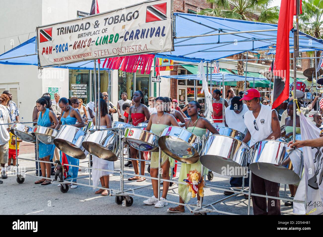 Florida Ft. Fort Lauderdale Caribbean Mardi Gras Junior Karneval, handgefertigte handgefertigte Kostüme Kostüm Outfit Outfits, Parade Prozession schwarz afrikanisch Stockfoto